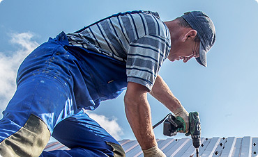 Roof worker treak truned into your roof a new type roof